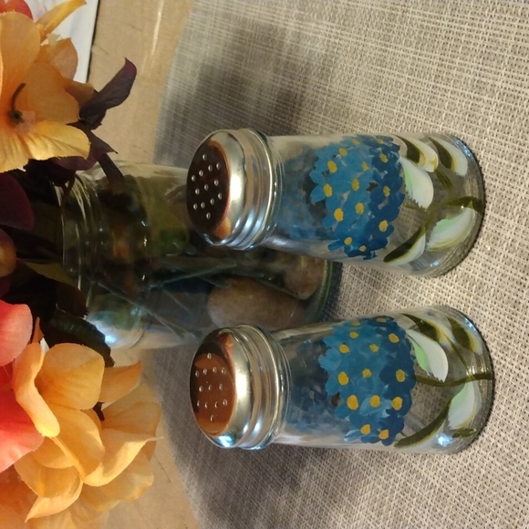 Salt and pepper shakers - Picture 1 of 6